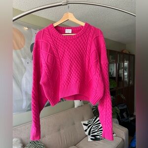 aritzia sunday best cropped pink sweater! size M.